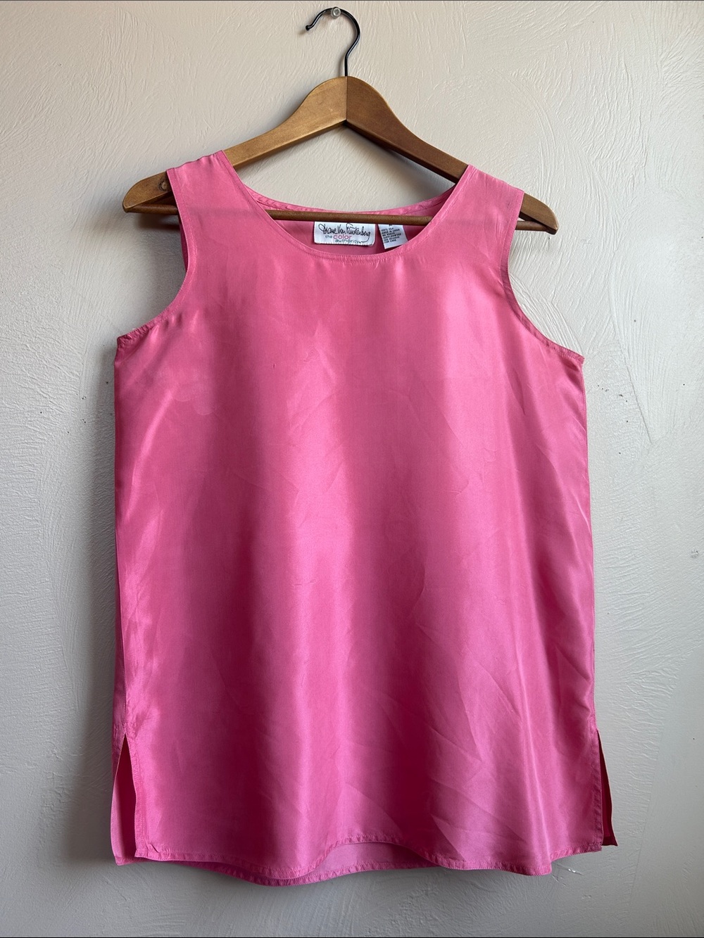Vintage Diane Von Furstenberg Sleeveless 100% Silk Pink Shell Top. Size Medium.